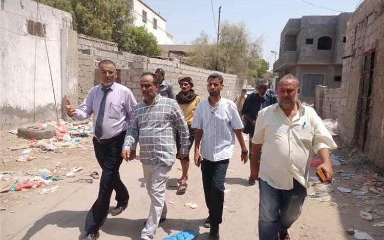 مدير عام خورمكسر يناقش استكمال شبكة الصرف الصحي ورصف حي الزراعة