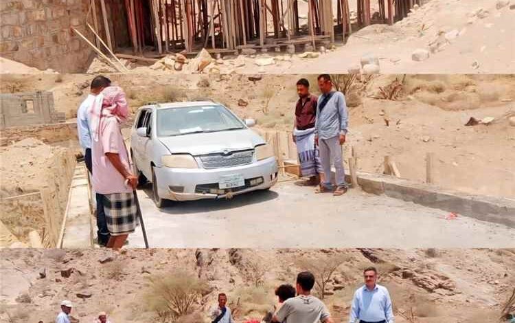 مدير عام ردفان يتسلم مشروع إنشاء جسر خرساني بمنطقة شعب الديوان