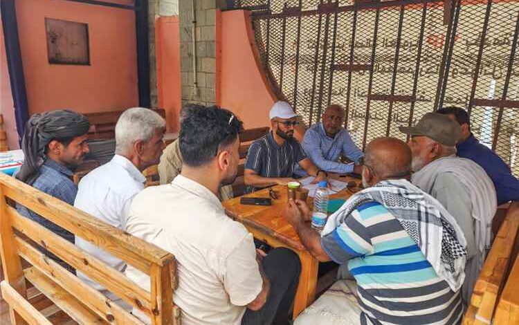 مدير عام صيرة ينفذ نزولاً ميدانياً لحراج الأسماك ويؤكد ضبط الأسعار والقضاء على ظاهرة الدلالين