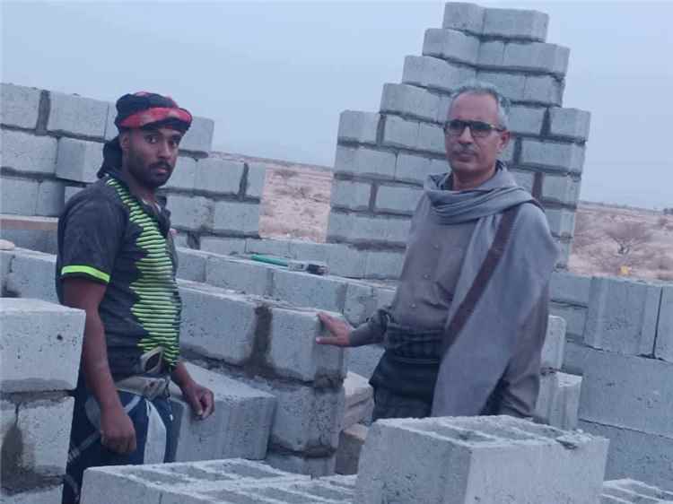 مدير عام عتق يتفقد مستوى الإنجاز في مشروع «قرية ديمة صالح التركيت» بتمويل كويتي.