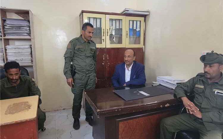 مدير عام قعطبة المهندس عبدالوهاب سنان يتفقد قسم شرطة الجبارة ومركز الأحوال المدنية بمريس