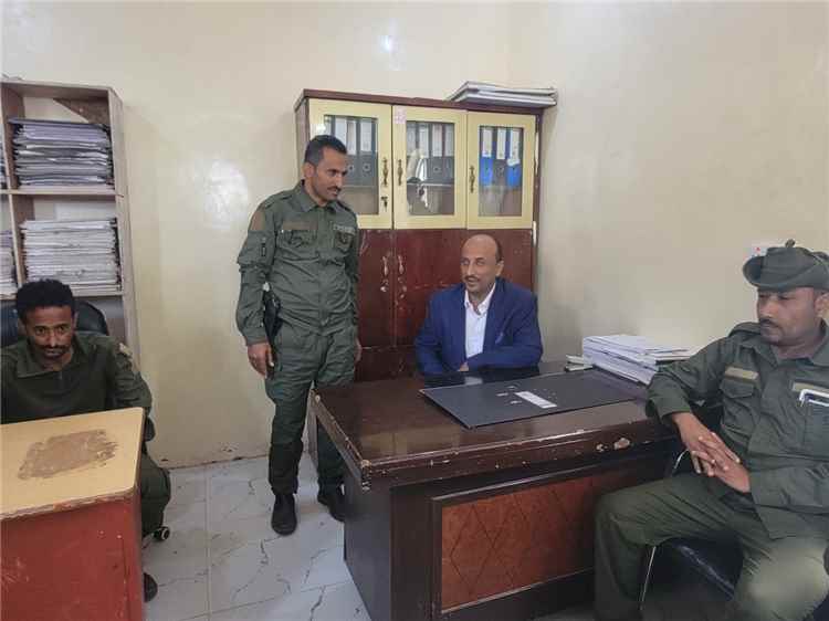 مدير عام قعطبة المهندس عبدالوهاب سنان يتفقد قسم شرطة الجبارة ومركز الأحوال المدنية بمريس