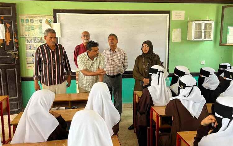 مدير عام مديرية الشيخ عثمان ومديرة إدارة التربية بالمديرية يدشنان العام الدراسي الجديد في الشيخ عثمان