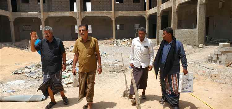 مدير عام مديرية القطن يتفقد سير العمل في مشروع بناء مدرسة الوحدة للتعليم الأساسي بمنطقة الساحة