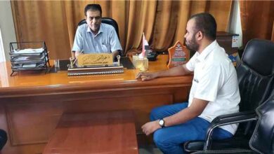 مدير عام مديرية القطن يلتقي الشاعر عمر سعيد لكمان شاعر عدة الألعاب الشعبية الشبوانية