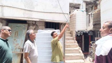 مدير عام مديرية المعلا يتفقد حي الكهرباء ويطلع على أوضاع البنية التحتية ومشكلة طفح مياه الصرف الصحي