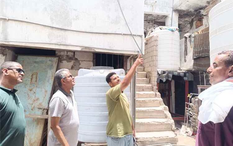 مدير عام مديرية المعلا يتفقد حي الكهرباء ويطلع على أوضاع البنية التحتية ومشكلة طفح مياه الصرف الصحي