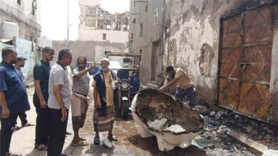 مدير عام مديرية المعلا ينزل إلى موقع الحريق في الدكة ويطلع على أسبابه ويوجه باتخاذ الإجراءات اللازمة