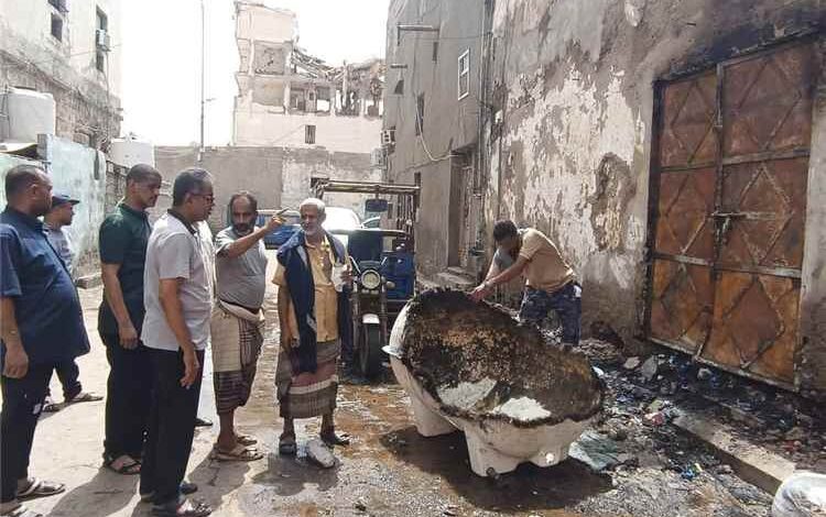 مدير عام مديرية المعلا ينزل إلى موقع الحريق في الدكة ويطلع على أسبابه ويوجه باتخاذ الإجراءات اللازمة