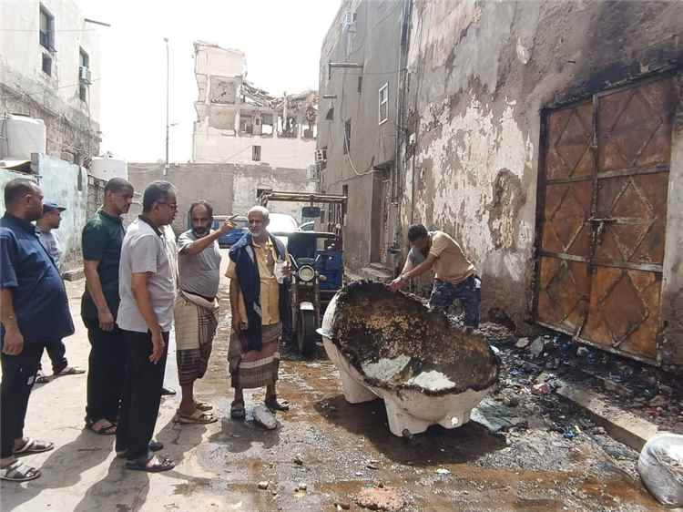 مدير عام مديرية المعلا ينزل إلى موقع الحريق في الدكة ويطلع على أسبابه ويوجه باتخاذ الإجراءات اللازمة