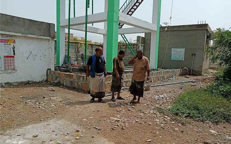 مدير عام مديرية لودر يتفقد مشاريع المياه والطاقة الشمسية في مستشفى محنف ويشيد بجهود المنفذين