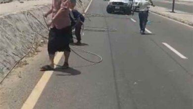 مدير كهرباء عدن يقود حملة فتح الخط البحري وإعادة التيار بعد سقوط خطوط الضغط العالي