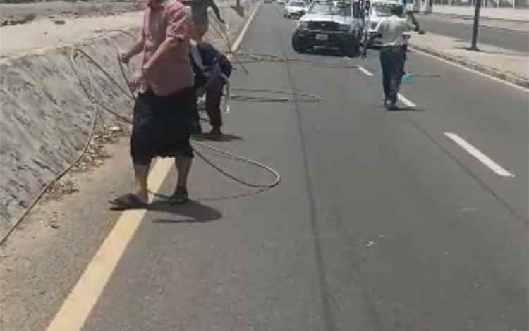 مدير كهرباء عدن يقود حملة فتح الخط البحري وإعادة التيار بعد سقوط خطوط الضغط العالي