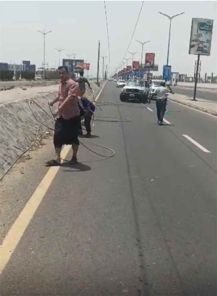 مدير كهرباء عدن يقود حملة فتح الخط البحري وإعادة التيار بعد سقوط خطوط الضغط العالي