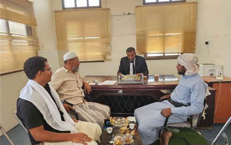 مدير مكتب الزراعة والري والثروة السمكية بالقطن يناقش مع أعضاء الوحدة البيطرية احتياجات المديرية