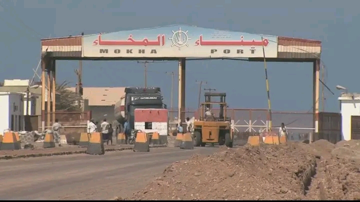 مدير ميناء المخا يكشف حجم الخسائر البشرية والمادية بسبب هجمات الحوثيين