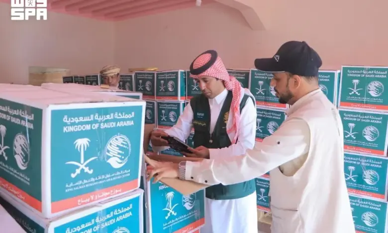 مركز الملك سلمان للإغاثة يوزع 1,440 سلة غذائية في محافظة المهرة باليمن