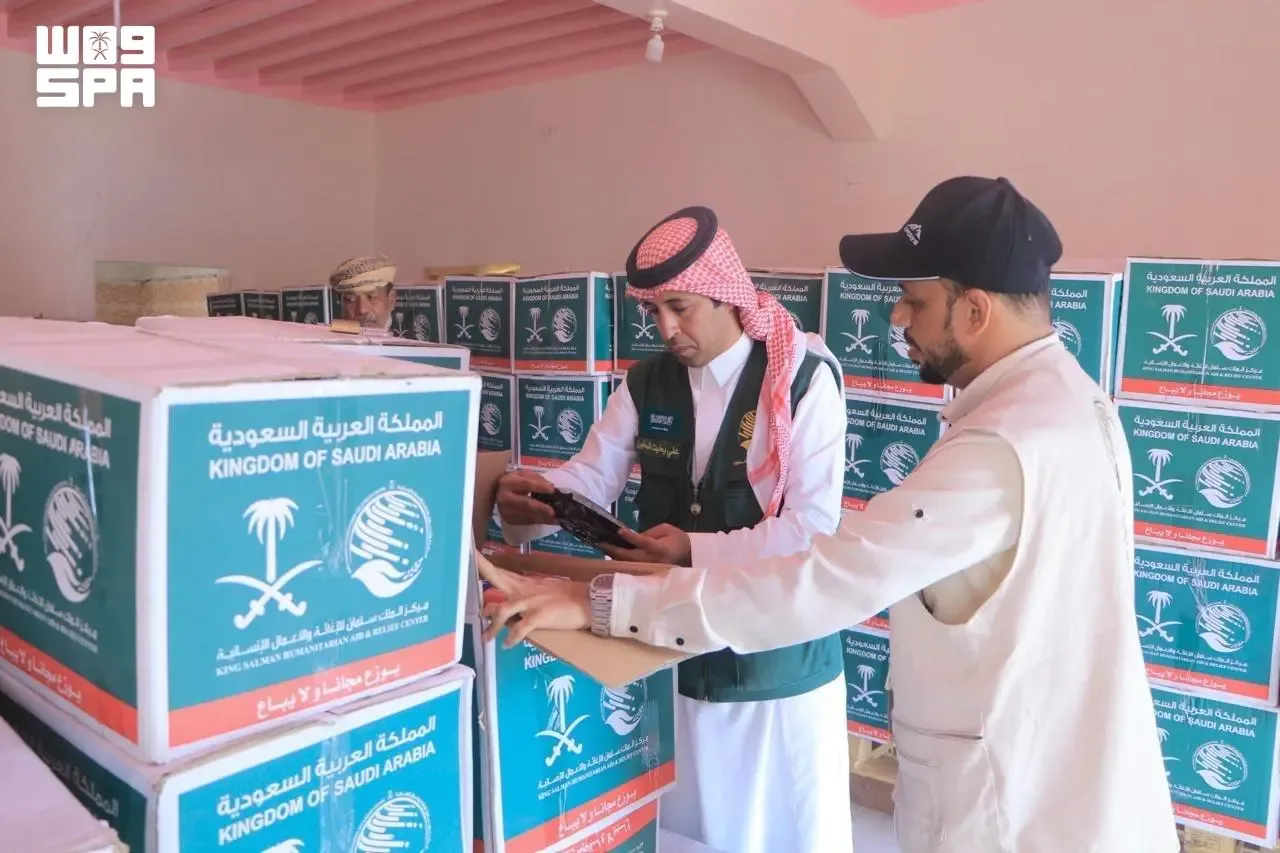 مركز الملك سلمان للإغاثة يوزع 1,440 سلة غذائية في محافظة المهرة باليمن