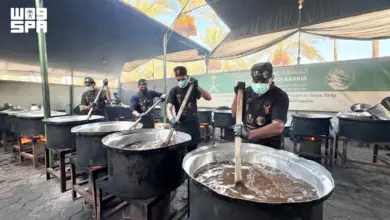 مركز الملك سلمان للإغاثة يوزع 24,500 وجبة ساخنة على أهالي غزة