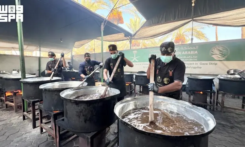 مركز الملك سلمان للإغاثة يوزع 24,500 وجبة ساخنة على أهالي غزة