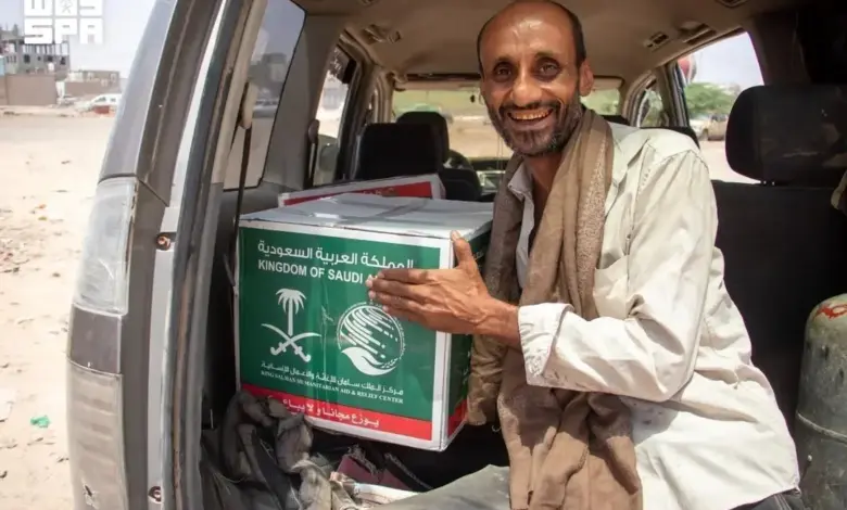 مركز الملك سلمان للإغاثة يوزع آلاف الوجبات والسلال الغذائية في غزة واليمن وأفغانستان وتشاد