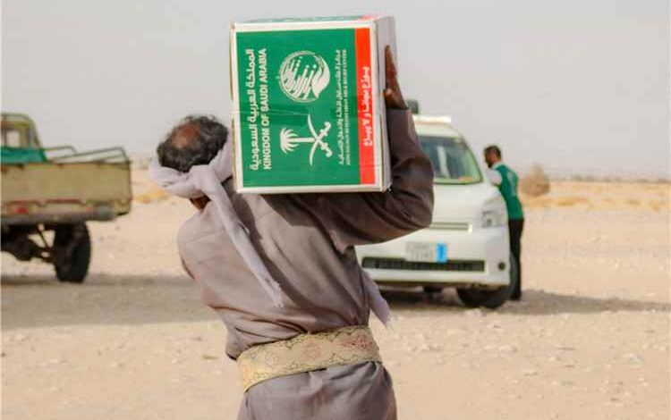 مركز الملك سلمان للإغاثة يوزع مساعدات غذائية لـ 5760 أسرة بمحافظة شبوة