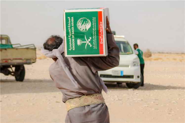 مركز الملك سلمان للإغاثة يوزع مساعدات غذائية لـ 5760 أسرة بمحافظة شبوة