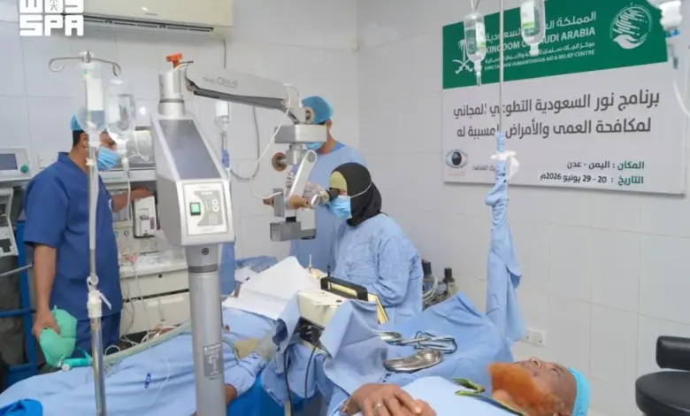 مركز الملك سلمان للإغاثة يُنجز 400 عملية لإزالة المياه البيضاء في عدن