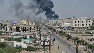 مسؤول حكومي يدق ناقوس الخطر: هجمات الحوثيين على المخا تستوجب الحسم