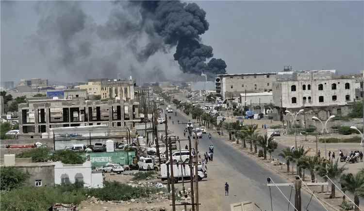 مسؤول حكومي يدق ناقوس الخطر: هجمات الحوثيين على المخا تستوجب الحسم