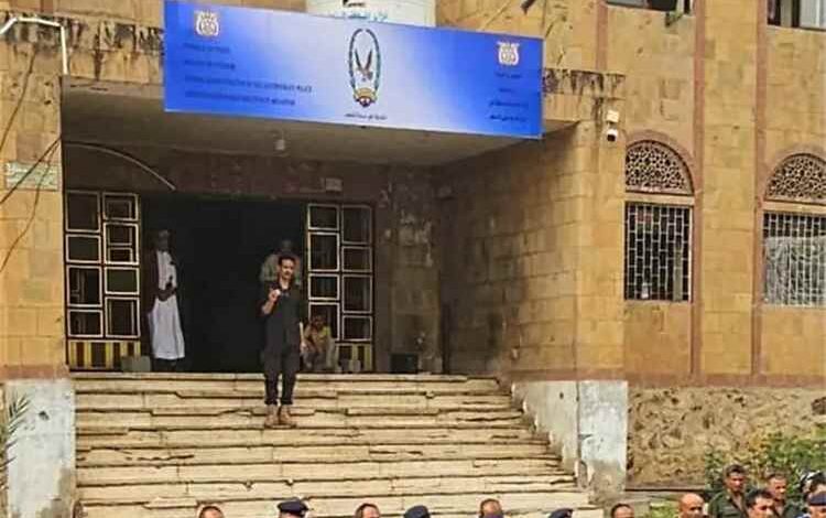 مساعد مدير عام شرطة تعز لشؤون الشرطة يتفقد الجاهزية الأمنية في شرطة مديرية المظفر
