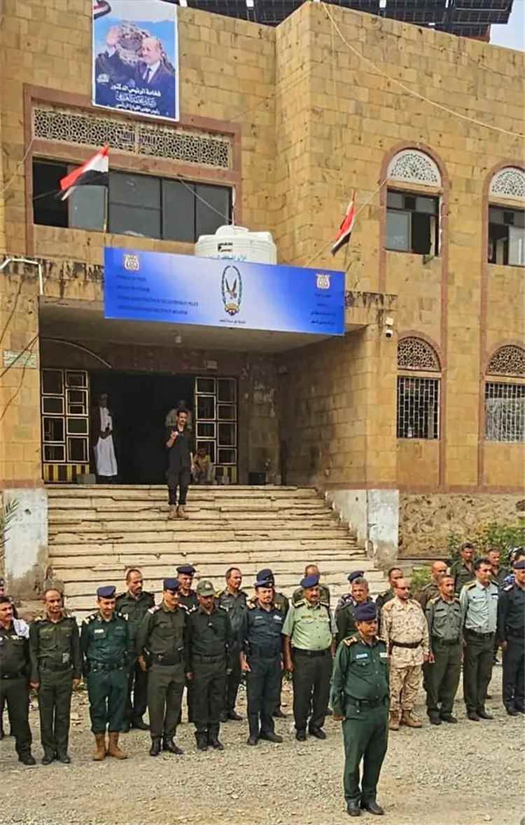 مساعد مدير عام شرطة تعز لشؤون الشرطة يتفقد الجاهزية الأمنية في شرطة مديرية المظفر
