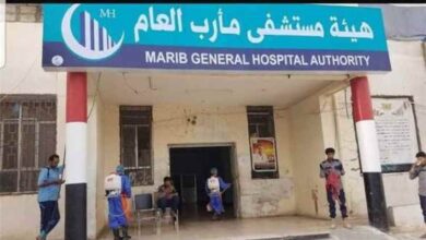 مستشفيات مأرب تعلن حالة استنفار مع تزايد أعداد ضحايا الهجوم الحوثي على معسكرات قوات الطوارئ
