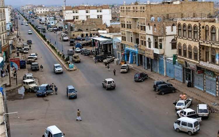 مسلحون يغتالون مواطنًا ونجله داخل سوق في عمران