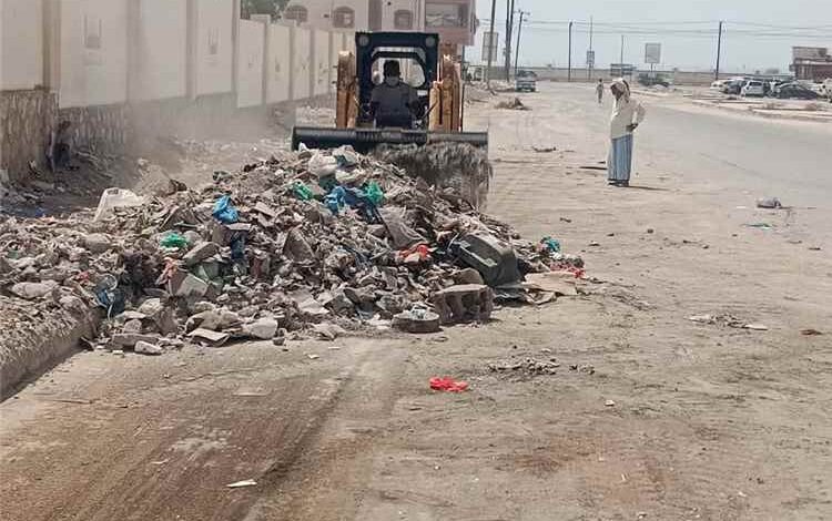 مشروع نظافة مديرية المكلا يواصل أعمال النظافة واقتلاع أشجار “السيسبان” بمنطقة الشافعي في فُوَة