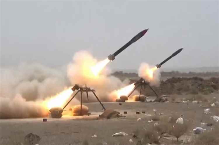 مصادر محلية تكشف مناطق إطلاق الصواريخ والمسيرات الحوثية باتجاه المخا