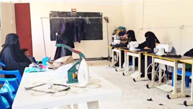 معمل الخياطة بمديرية الحصين يتجاوز ضعف الإمكانيات ويُنجز الزي المدرسي للطالبات