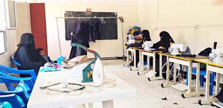 معمل الخياطة بمديرية الحصين يتجاوز ضعف الإمكانيات ويُنجز الزي المدرسي للطالبات