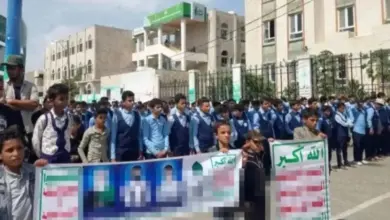 مقاعد الدراسة تتحول إلى ثكنات: تجنيد حوثي كاسح لطلاب عمران ونقابة المعلمين تدق ناقوس الخطر