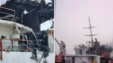مقتل 3 بحارة وإصابة آخرين في هجوم حوثي على سفينة تجارية بباب المندب
