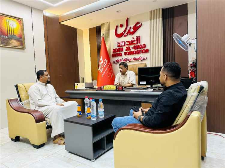 مقدم برنامج “جذور حضرمية” يزور مؤسسة عدن الغد ويبحث آفاق التعاون الإعلامي