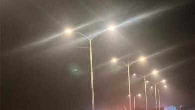 مكتب أشغال الشحر ينجز جزءاً من أعمال إنارة الشارع البحري