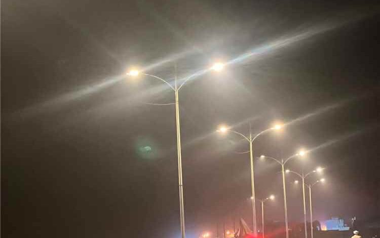 مكتب أشغال الشحر ينجز جزءاً من أعمال إنارة الشارع البحري