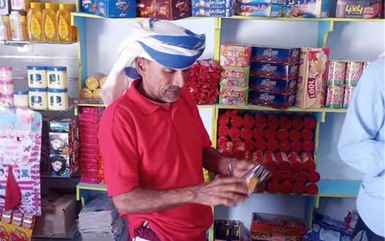 مكتب الصناعة والتجارة بسقطرى يضبط مخالفات تموينية ومواد مخصصة لتغذية الأطفال
