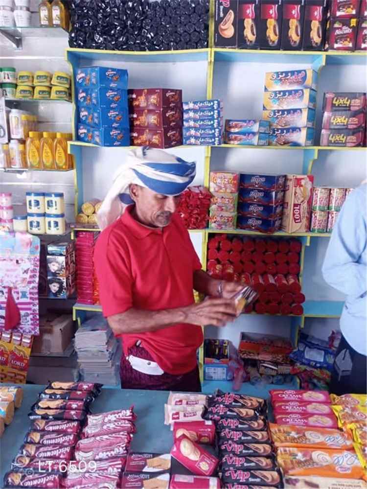 مكتب الصناعة والتجارة بسقطرى يضبط مخالفات تموينية ومواد مخصصة لتغذية الأطفال