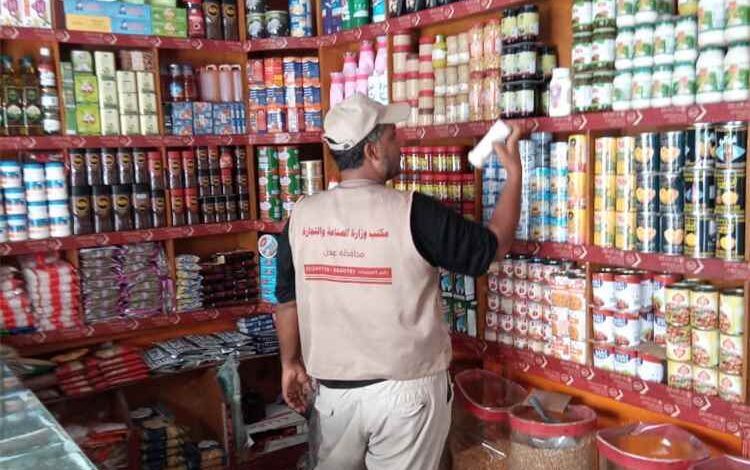 مكتب الصناعة والتجارة يواصل حملاته الرقابية لضبط الأسعار في أسواق التواهي