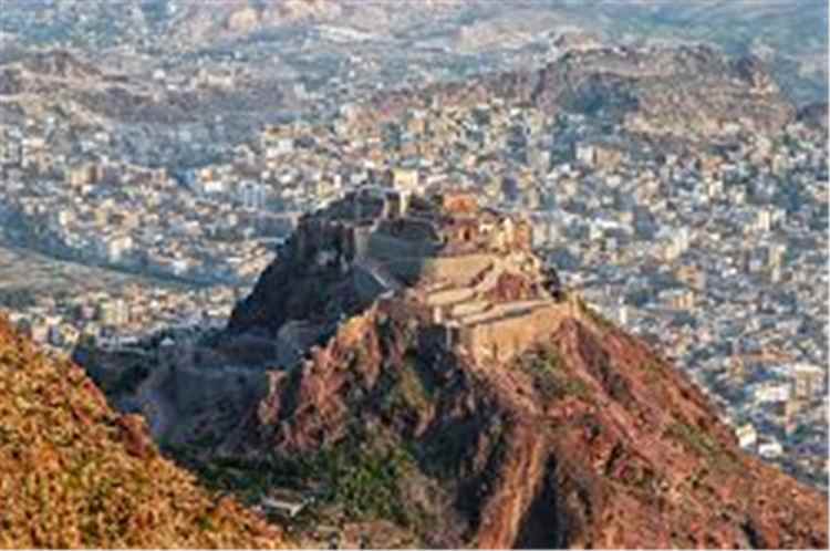 مليشيات الحوثي الارهابية  تستهدف المجمع القضائي وسط مدينة تعز