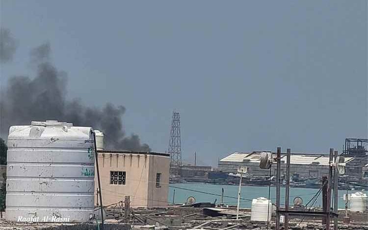 منظمات تعز: استهداف المخا جريمة حرب واعتداء ممنهج على المدنيين والأعيان المدنية والبنية التحتية