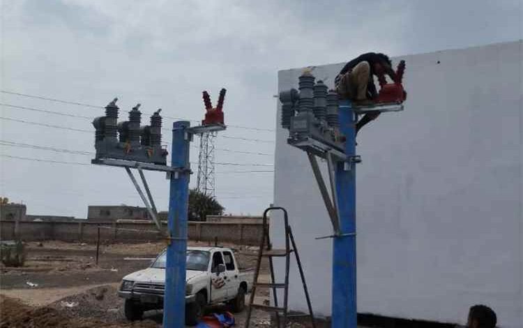 مهندسو كهرباء أبين يشرفون ميدانياً على ربط محطة الطاقة الشمسية بالشبكة الوطنية