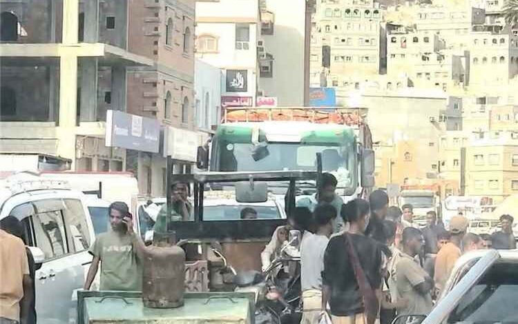 مواطنون في المكلا يحتجون على أزمة الغاز المنزلي